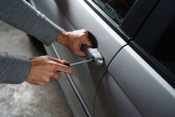 ¿El seguro del coche me cubre los objetos que me puedan robar?